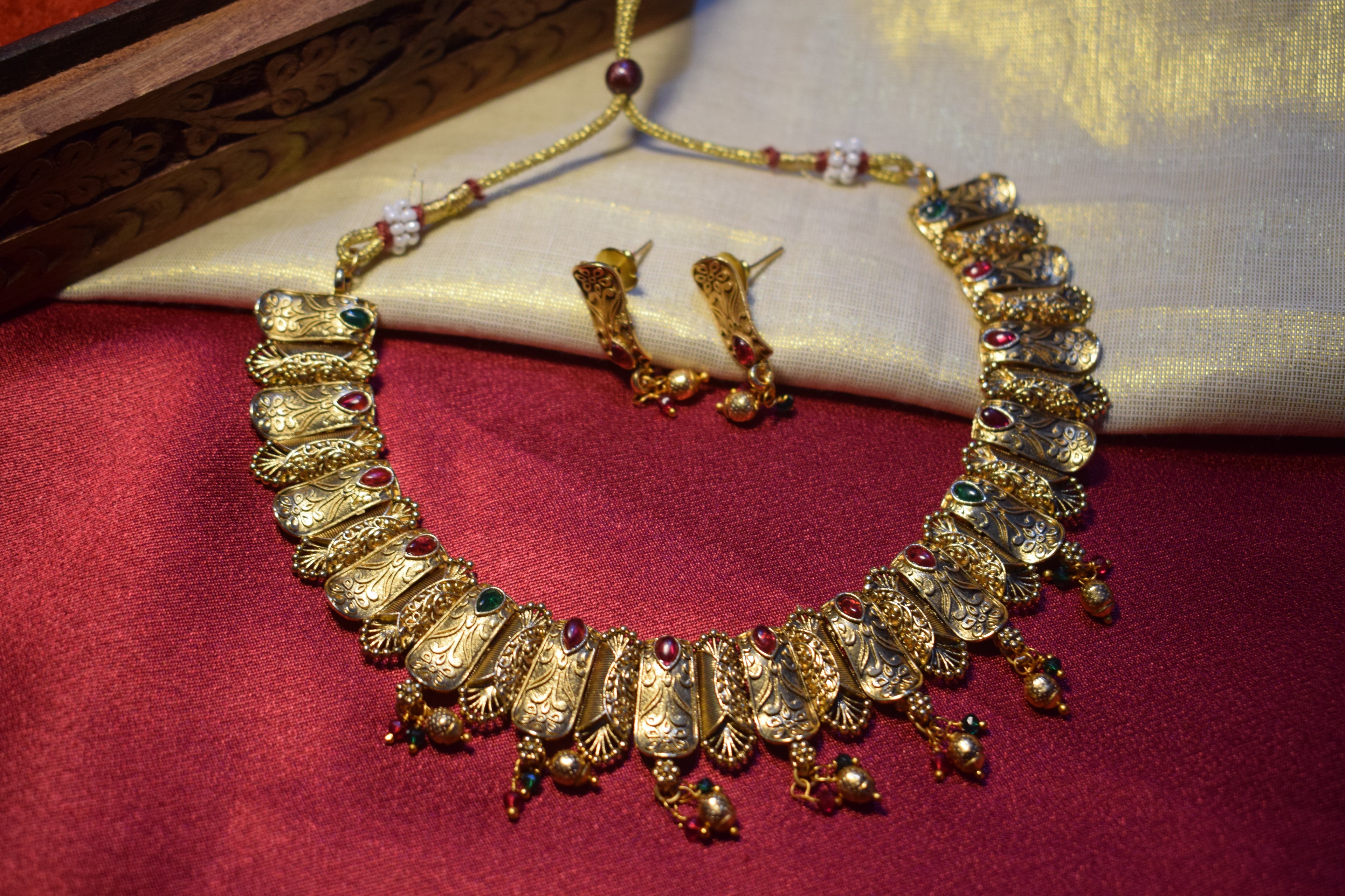 Engraved Petal Kemp Choker