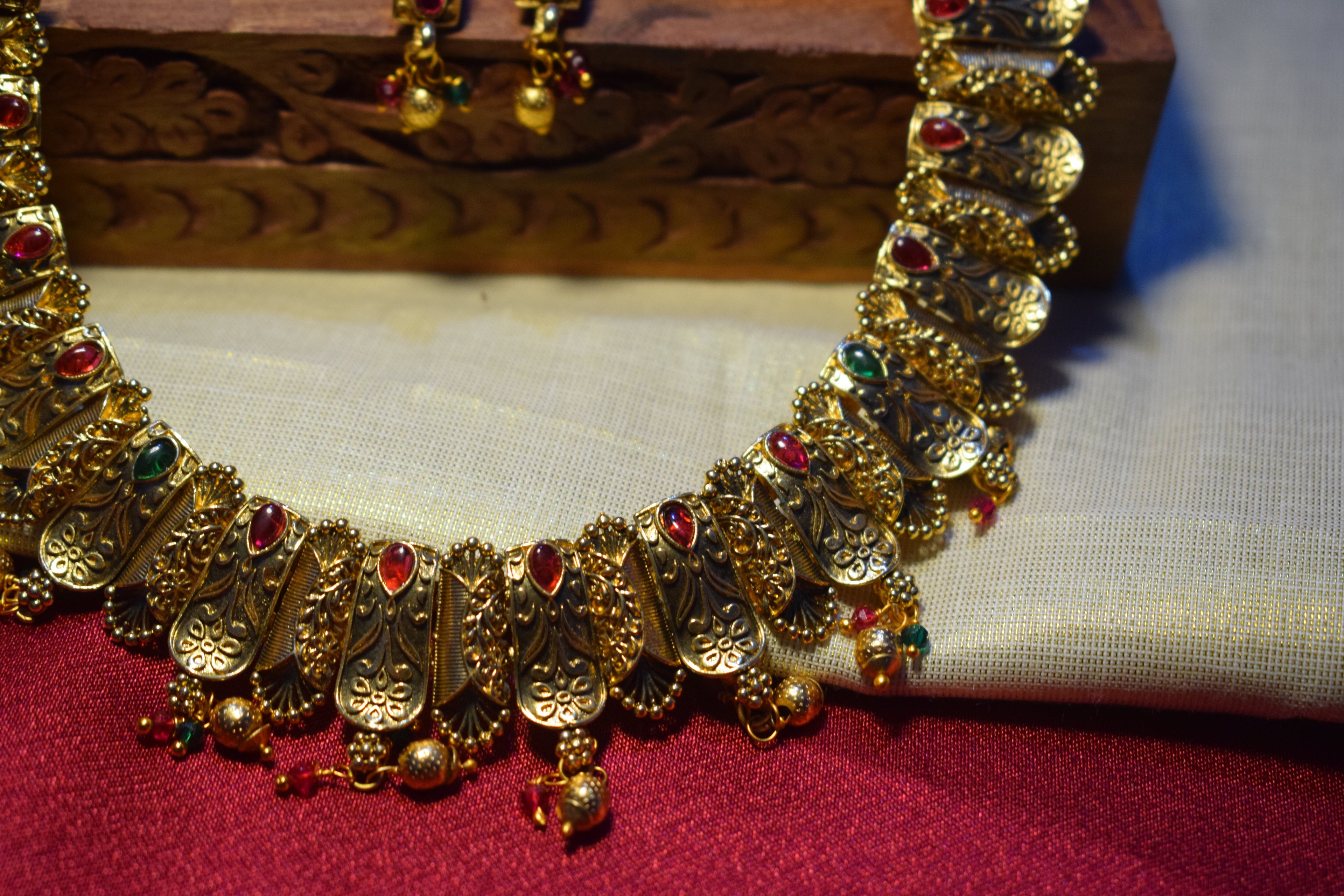 Engraved Petal Kemp Choker
