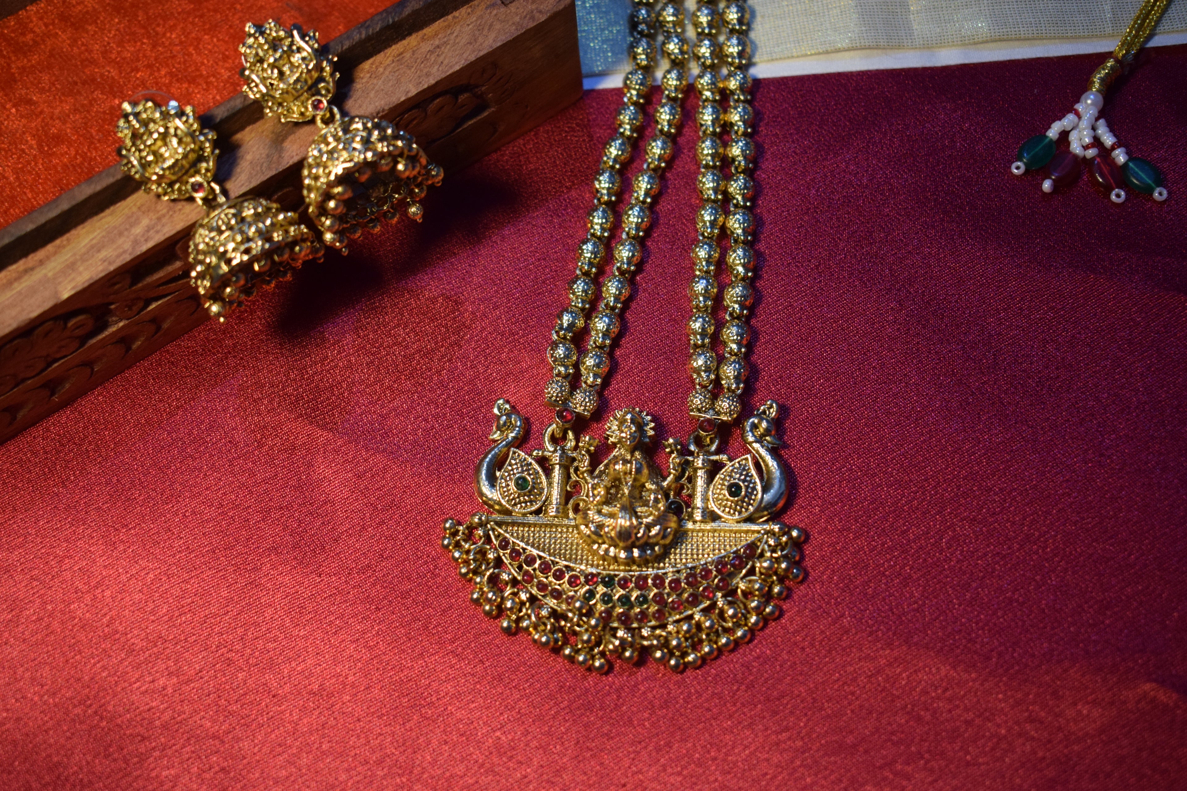The Devika Peacock Heritage Haar